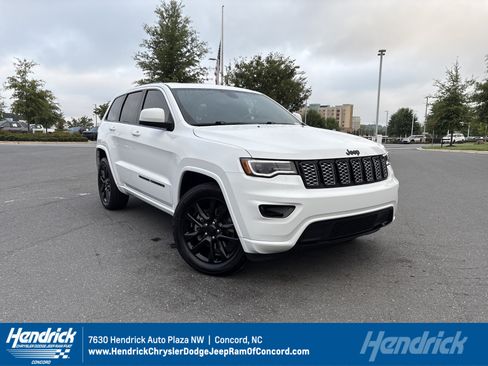 Used 2022 Jeep Grand Cherokee Laredo X AWD/4WD image 1