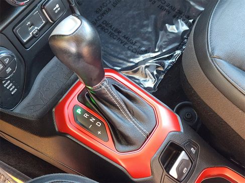 Used 2016 Jeep Renegade Trailhawk w/ Premium Trailhawk Package image 16