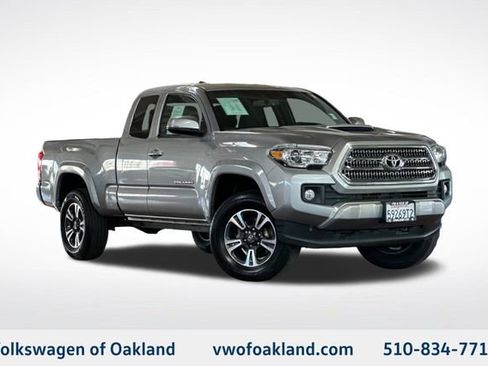 Used 2017 Toyota Tacoma TRD Sport image 1