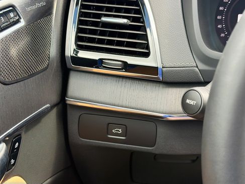 Used 2025 Volvo XC90 B6 Ultra w/ Protection Package Premier image 34