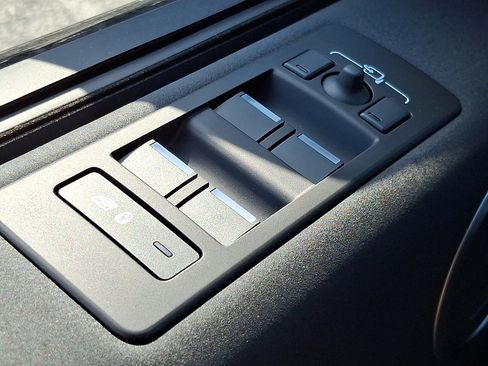 New 2025 Land Rover Discovery S image 20