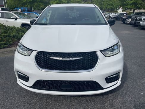 Used 2024 Chrysler Pacifica Touring-L image 3