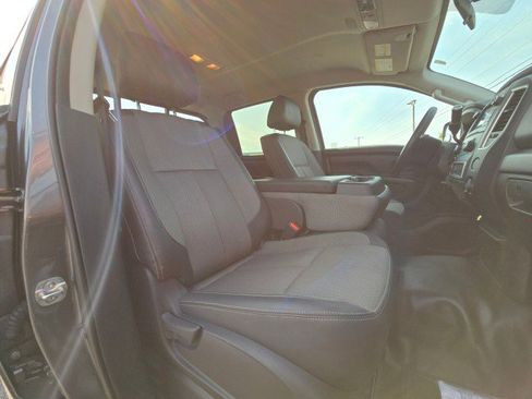 Used 2019 Nissan Titan S image 12
