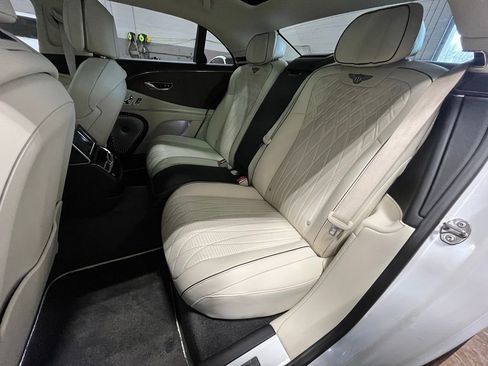 Used 2022 Bentley Flying Spur V8 image 34