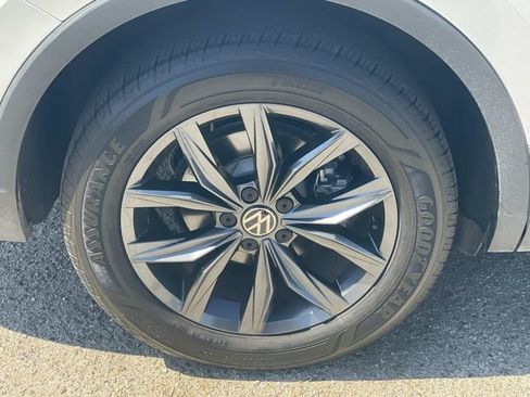 Certified 2023 Volkswagen Tiguan SE w/ Panoramic Sunroof Package FWD image 30