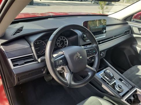 Used 2024 Mitsubishi Outlander SE image 24