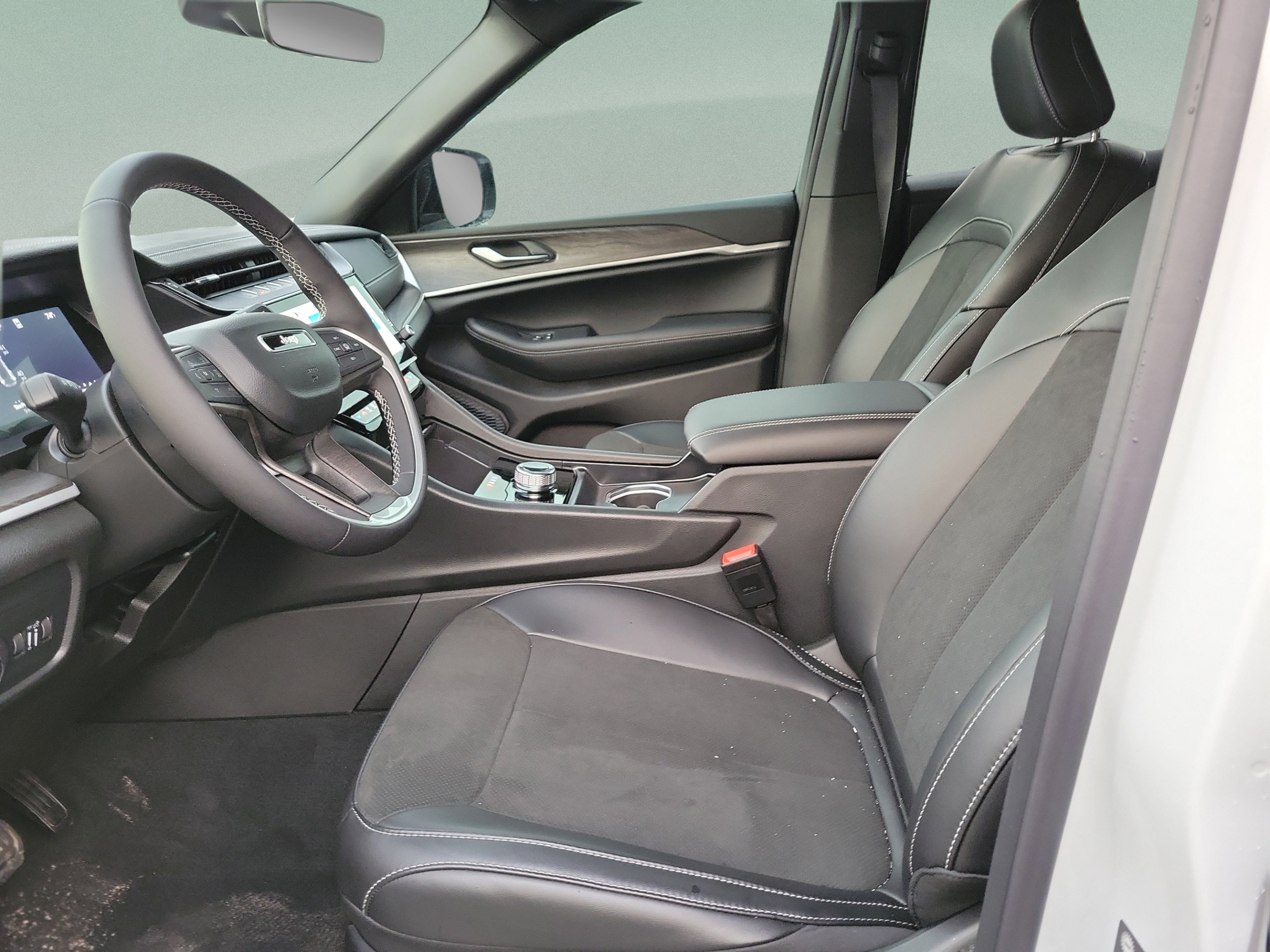 New 2027 Jeep Grand Cherokee Altitude RWD image 15