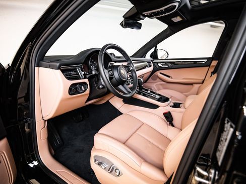 Certified 2026 Porsche Macan AWD/4WD image 4