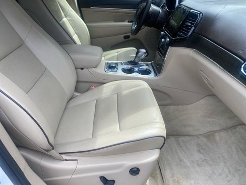 Used 2019 Jeep Grand Cherokee Overland AWD/4WD image 7
