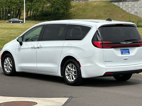 Used 2023 Chrysler Pacifica Touring-L FWD image 5