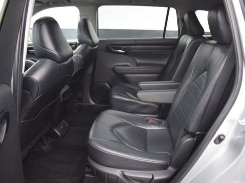 Used 2024 Toyota Highlander XLE AWD/4WD image 15