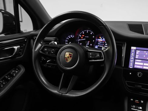 Certified 2022 Porsche Macan AWD/4WD image 29