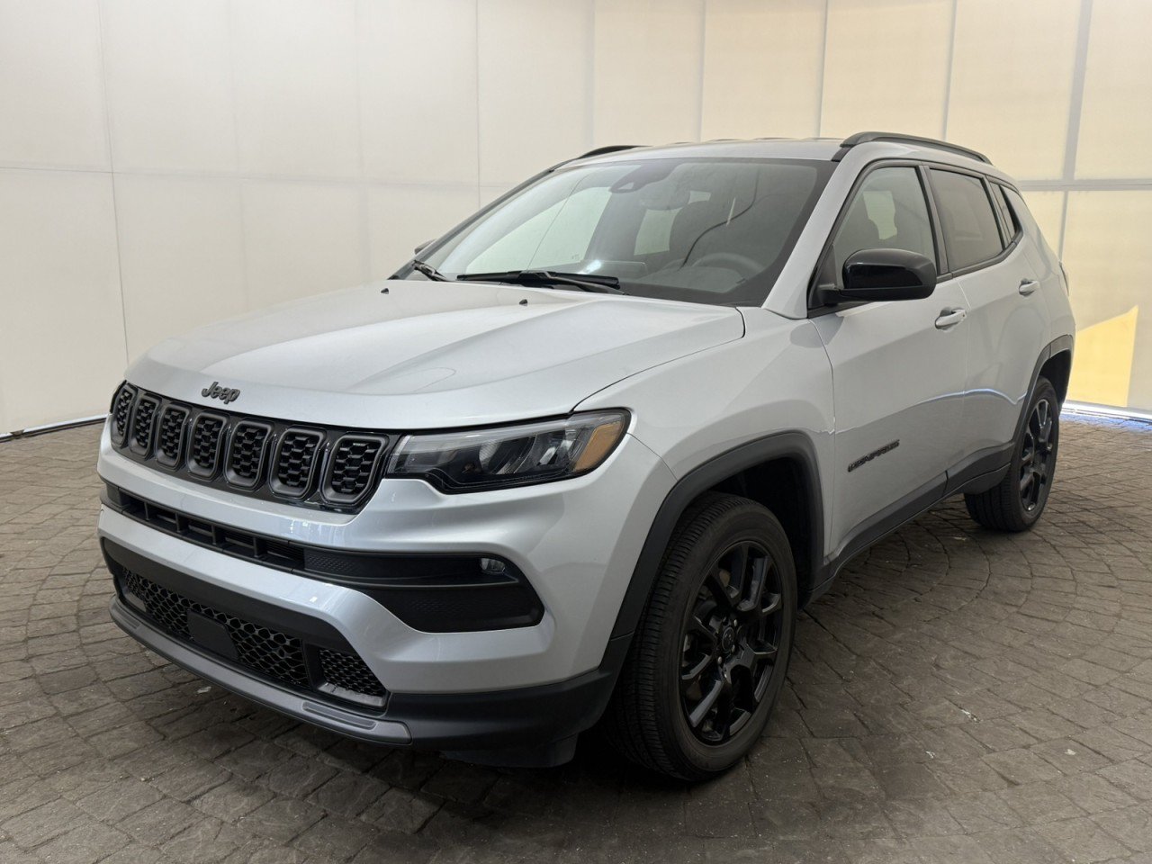 Used 2026 Jeep Compass Latitude w/ Quick Order Package 29K AWD/4WD image 3