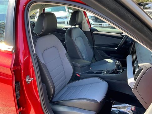 Used 2025 Volkswagen Jetta SE w/ Black Wheel Package image 8