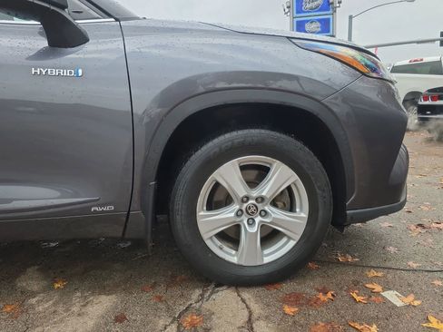 Used 2020 Toyota Highlander LE image 20