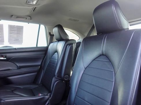 Certified 2022 Toyota Highlander XLE image 32