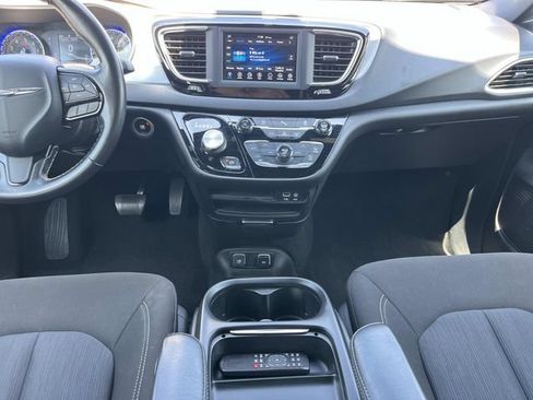 Used 2020 Chrysler Pacifica Touring w/ S Appearance Package FWD image 18