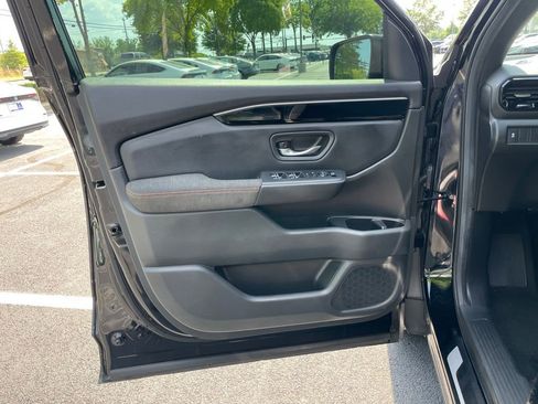 Certified 2025 Honda Pilot Sport image 18