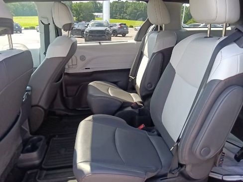 Used 2023 Toyota Sienna XSE FWD image 28