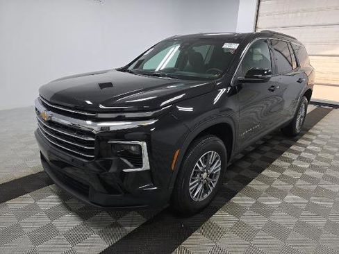 Used 2025 Chevrolet Traverse LT image 2