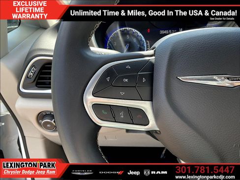 Used 2024 Chrysler Pacifica Touring-L FWD image 11