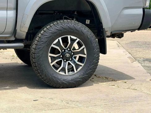 Used 2020 Toyota Tacoma TRD Sport AWD/4WD image 2