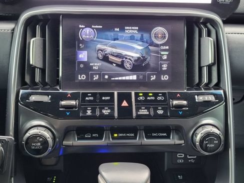 Used 2024 Lexus LX 600 4WD w/ Luxury Package image 18