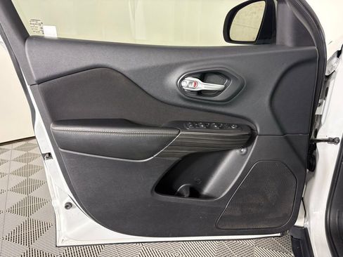 Used 2015 Jeep Cherokee Latitude w/ Cold Weather Group image 12