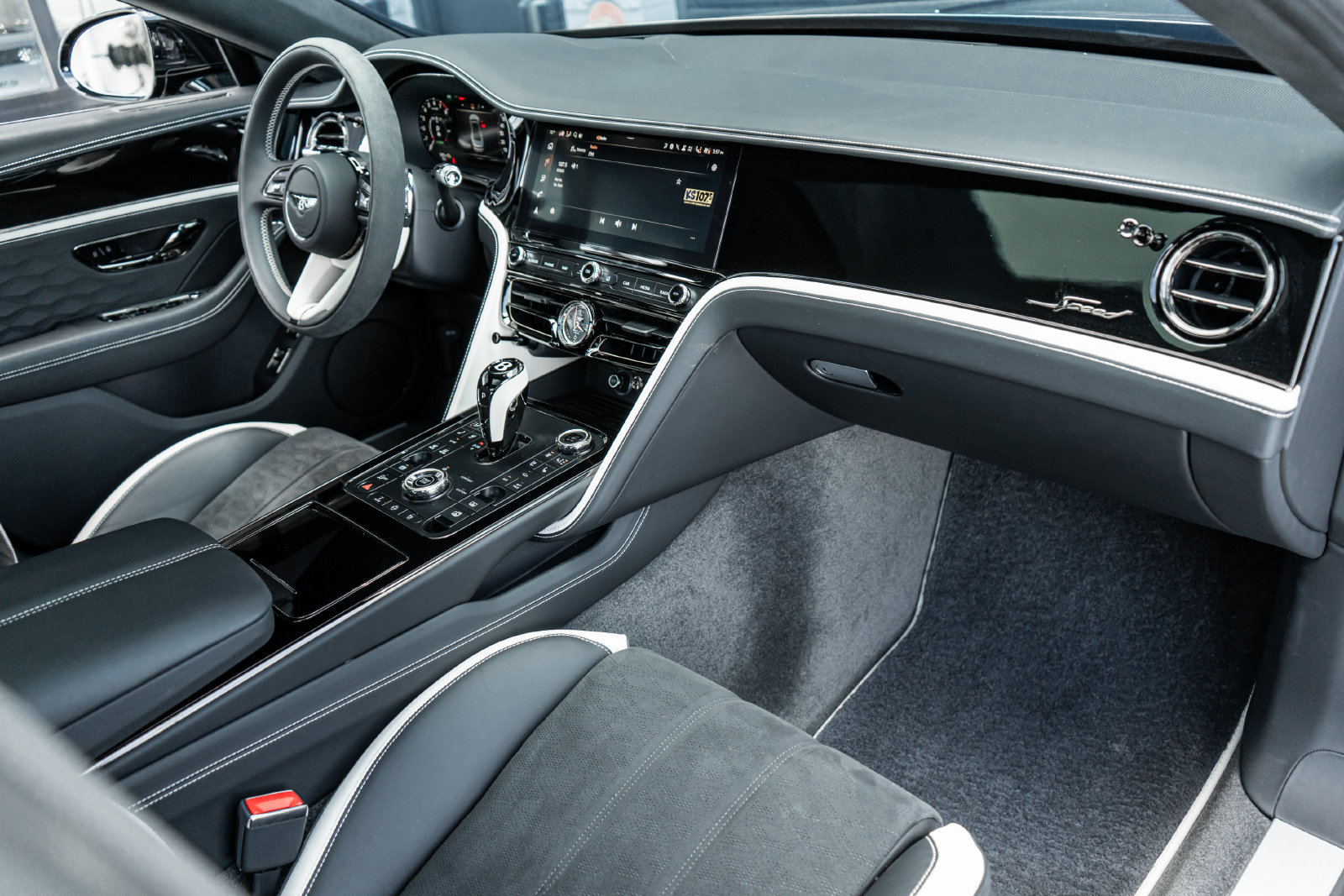 Certified 2025 Bentley Flying Spur Plug-In Hybrid AWD/4WD image 2