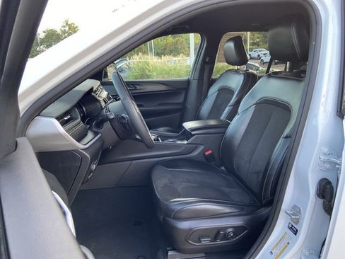 Used 2024 Jeep Grand Cherokee Altitude RWD image 33
