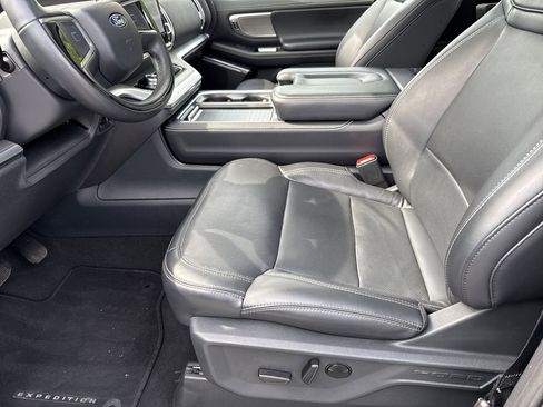 Used 2025 Ford Expedition Platinum AWD/4WD image 9