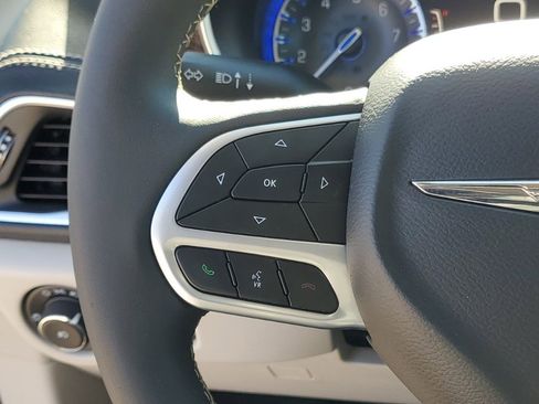 Used 2022 Chrysler Pacifica Limited image 16