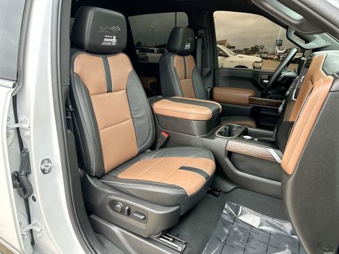 Used 2023 Chevrolet Silverado 3500 High Country image 25