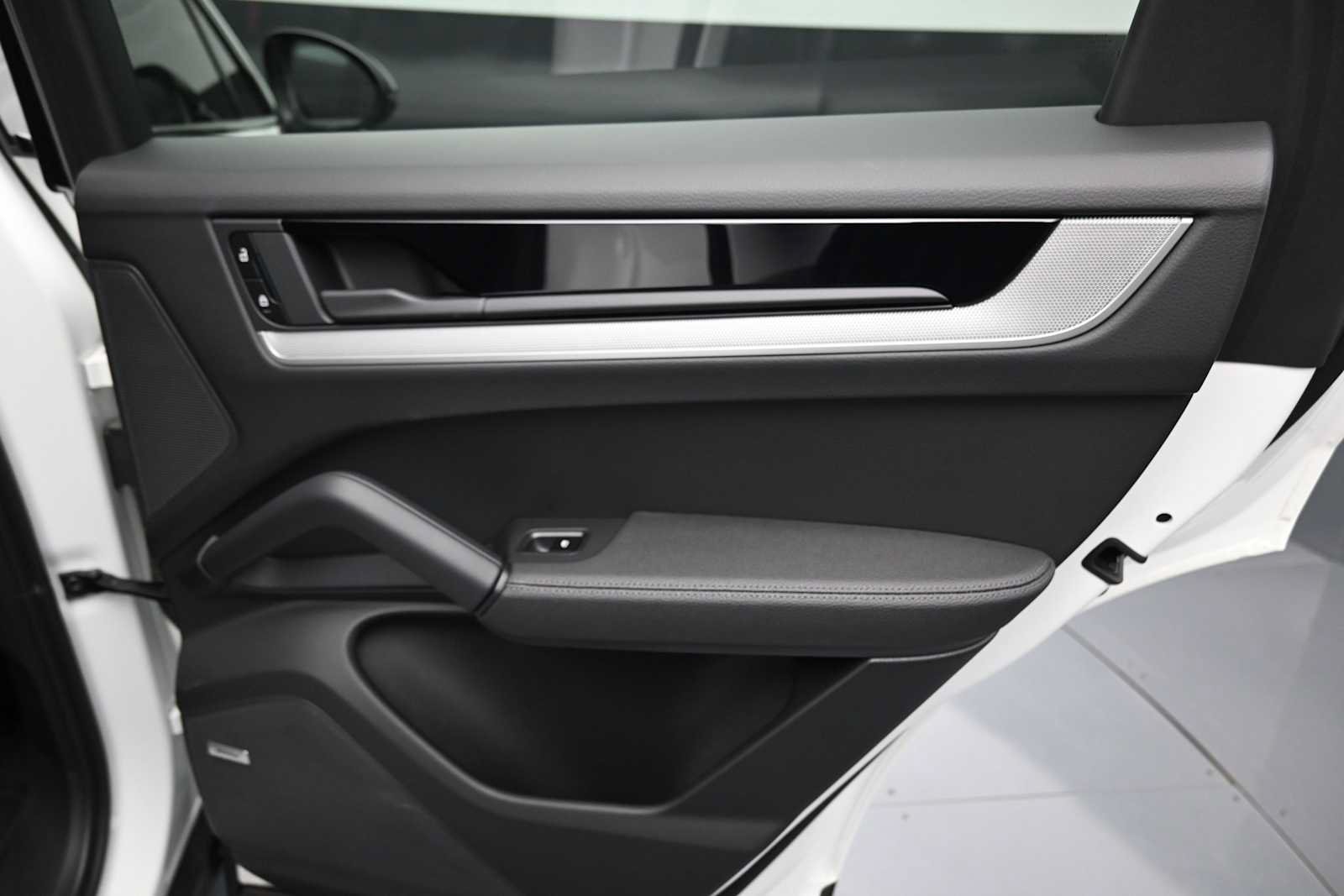 Certified 2024 Porsche Cayenne AWD/4WD image 21
