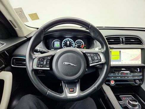 Used 2018 Jaguar F-PACE S image 21