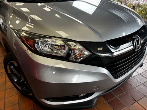 Used 2018 Honda HR-V EX-L image 2