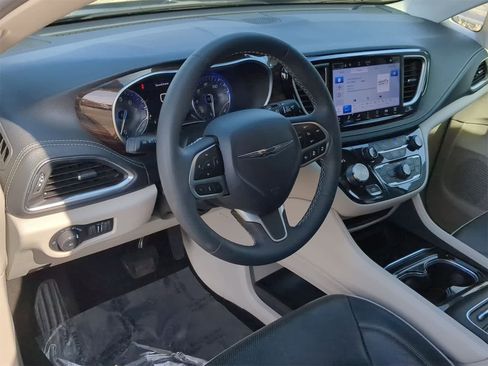Used 2023 Chrysler Pacifica Limited image 10