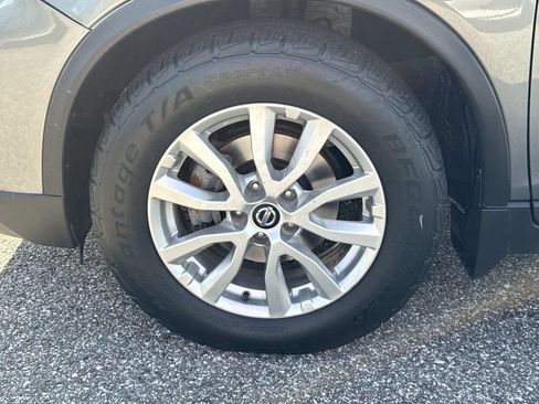 Used 2018 Nissan Rogue SV image 11