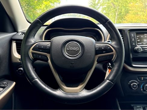 Used 2018 Jeep Cherokee Latitude w/ Altitude Package FWD image 9