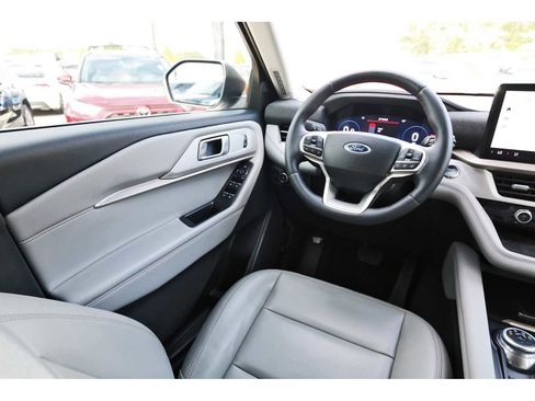 Used 2025 Ford Explorer Active w/ Active Comfort Package image 6