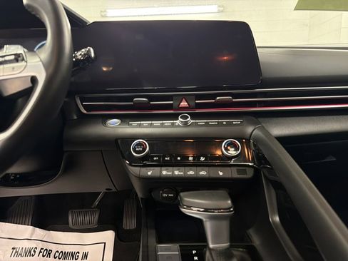 Used 2025 Hyundai Elantra SEL image 23