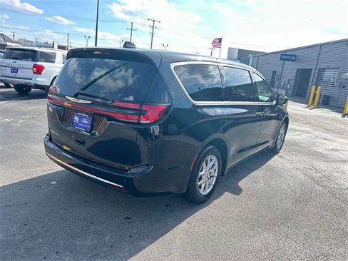 Used 2024 Chrysler Pacifica Touring-L image 3