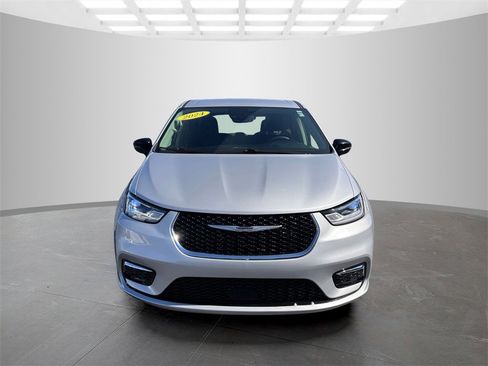 Used 2024 Chrysler Pacifica Touring-L image 2