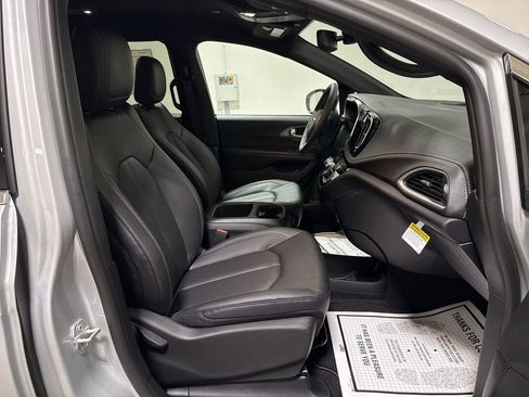 New 2026 Chrysler Pacifica Select image 21