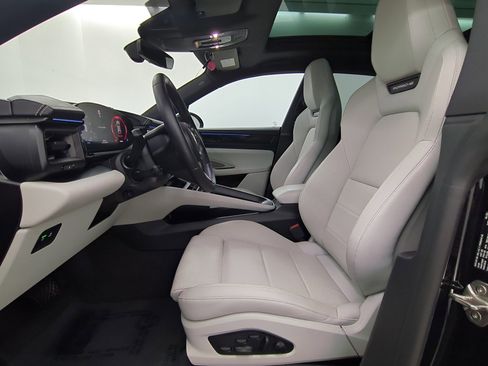 Certified 2025 Porsche Macan 4 Electric AWD/4WD image 5
