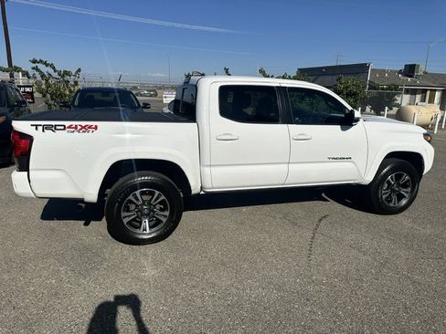 Used 2018 Toyota Tacoma TRD Sport w/ Technology Package AWD/4WD image 14