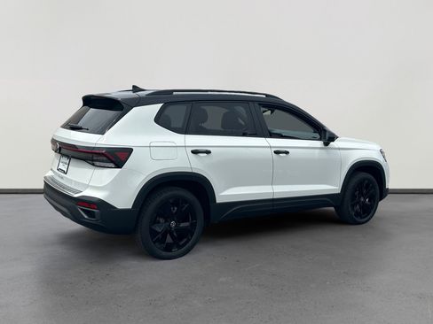 New 2026 Volkswagen Taos SE FWD image 5