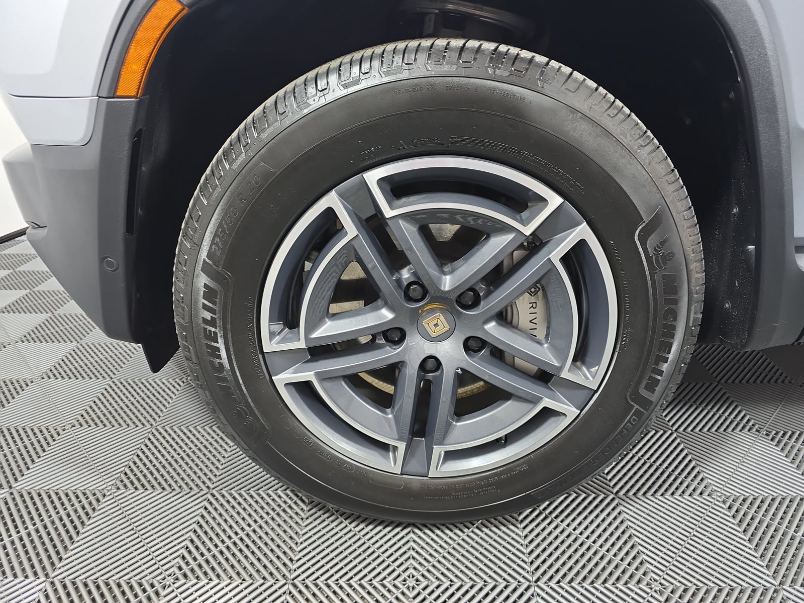 Used 2025 Rivian R1S Adventure Dual AWD/4WD image 9