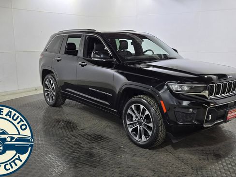 Used 2022 Jeep Grand Cherokee Overland w/ Luxury Tech Group IV AWD/4WD image 1