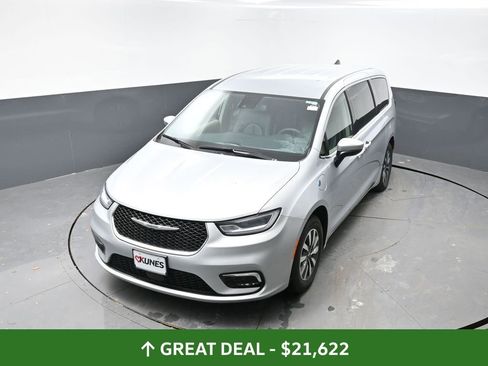 Used 2023 Chrysler Pacifica Touring-L FWD image 18